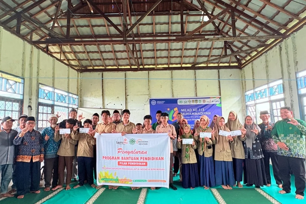 Milad Muhammadiyah ke-113, LazisMu Pulang Pisau Salurkan Bantuan Pendidikan untuk 32 Siswa