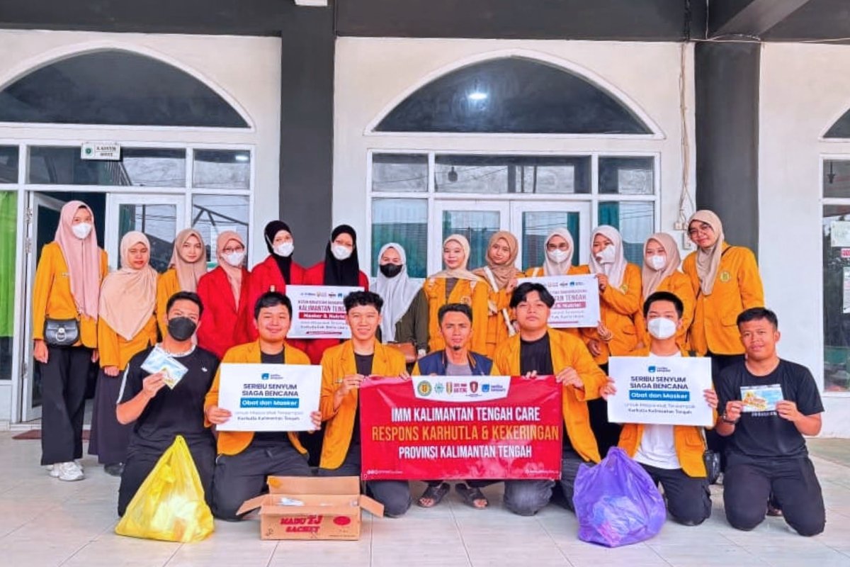 Angkatan Muda Muhammadiyah Barut Bergerak, Bagikan Masker dan Madu untuk Warga Terdampak Asap